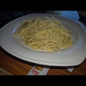Spaghetti con pollo en salsa Alfredo