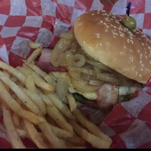 Hamburguesa del Oeste con Papitas