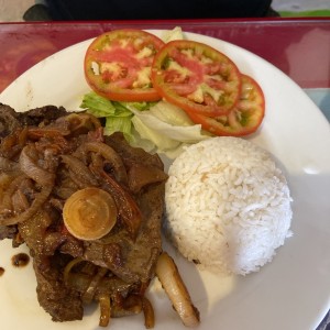 Bistek de higado con arroz