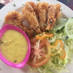 Camarones apanados con Ensalada Verde