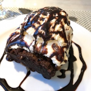 Brownie con helado