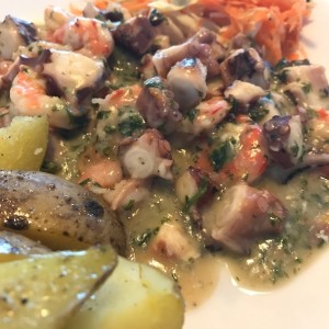 Pulpo y Camarones al ajillo