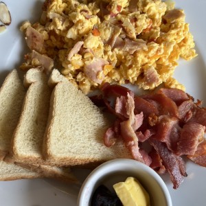 Huevos revueltos con tostadas