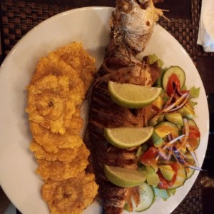 Pescado frito con patacones