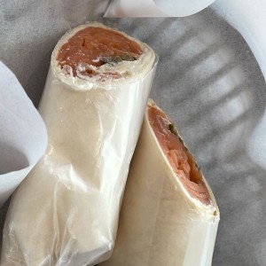 Wrap de salmon con queso crema y alcaparras