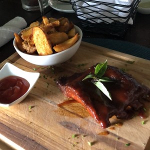 costillitas glazeadas en bbq con papas fritas