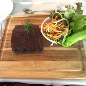 Baby ribs con ensalada