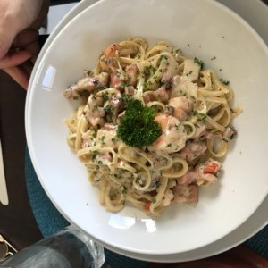 linguinni frutti di mare. 