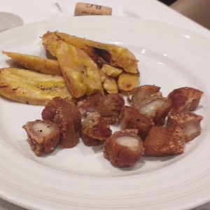 entrada de chicharrones y platanos horneados