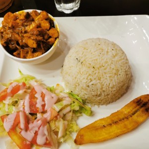 Pulpo con arroz con coco, tajada y ensalada ??