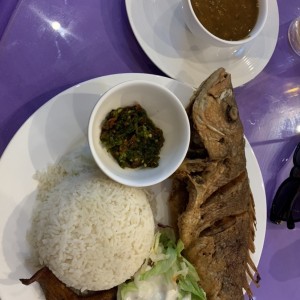 Pargo frito con side de picante, arroz con coco y menestra.