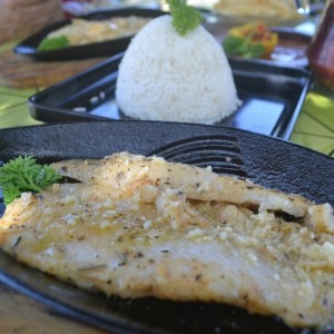 Corvina al ajillo con arroz