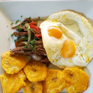 Bistec Picado + Huevo Frito con Patacones