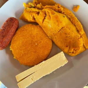 Chorizo, tortilla, queso blanco y tamal.