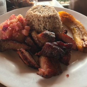 comida con puerco asado