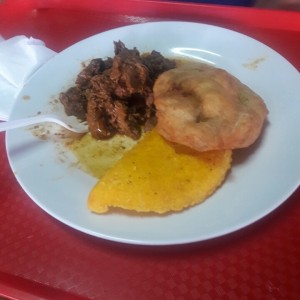 Bistec picadi con hojaldra y empanada de maiz