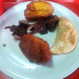 Torrejitas de maiz nuevo con empanada de carne y puerco frito ahumado