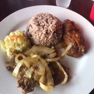 arroz con guandu, chuleta de cerdo encebollada, ensalada de papas y platano en tentacion 