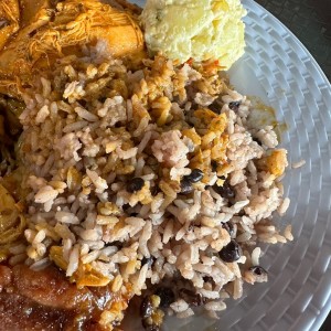 Arroz de frijoles con pollo guisado, ensalada de papa y platano tentacion