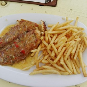 Filete pescado con salsa de ajo y papas fritas