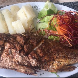 Pargo Frito y yuca al mojo 