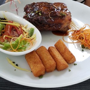 Costillas de Puerco con Yca Frita y ensaladita