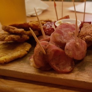 picada patacones chorizo