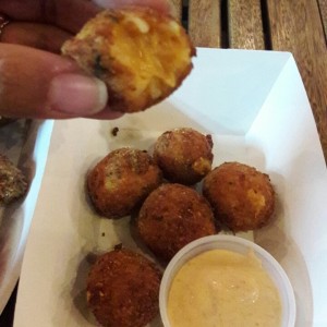 croquetas de mac & cheese