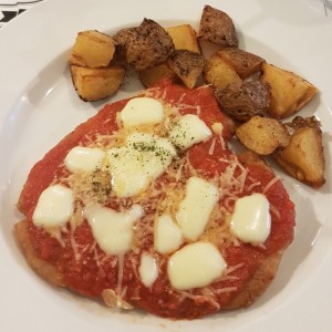 Filete a la parmesana con papines