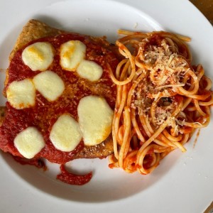 Milanesa con pasta roja