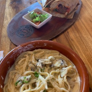 fettucini alfredo con hongos y panini Nonna Cecilia