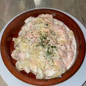 Fetuccini Alfredo con Salmon