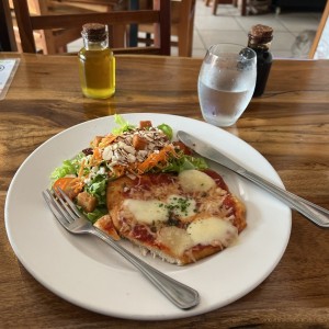 Milanesa a la parmesana con ensalada 