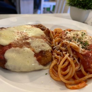 Pollo a la parmigiana y pasta en salsa marinara 