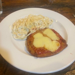 Pasta alfredo con milanesa de pollo