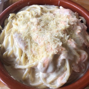 Espagueti alfredo con extra salmon