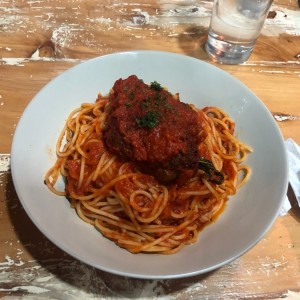 Espaguetti con algondigas en salsa arrabiata