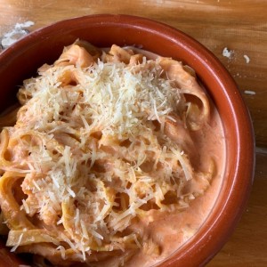 fetuccini en salsa rosado y salmon