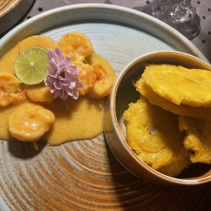 Camarones al ajillo con patacones