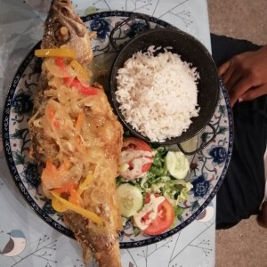 Pescado en escabeche con arroz con coco 