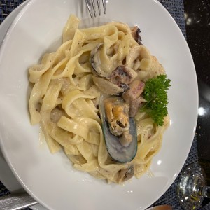 Fetuchini a la carbonara con mariscos