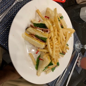 Club sandwich con papas