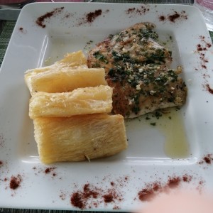 Filete de corvina con Yuca frita