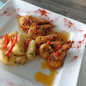 Langostino con yucas al ajillo