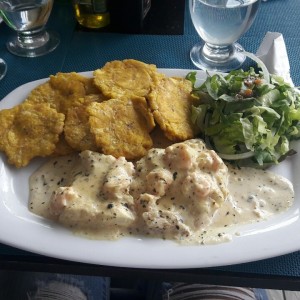 Pescado en salsa blanca de camarones