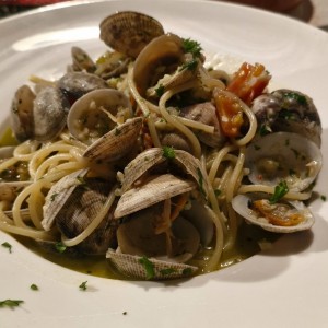 pasta al olio con almejas