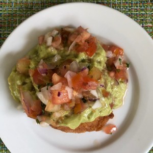 Tomate Frito con queso feta, guacamole y pico de gallo