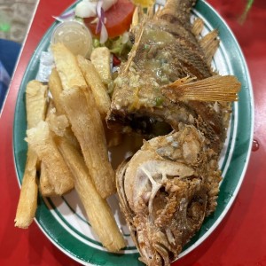 Pescado frito y yuca