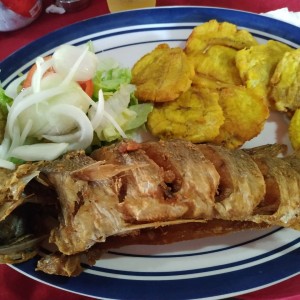 pescado frito con patacones