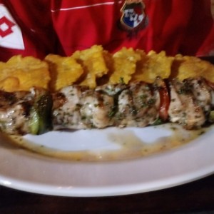 Brocheta de pollo con patacones